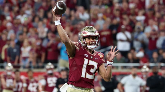 Florida State Seminoles quarterback Jordan Travis throws.